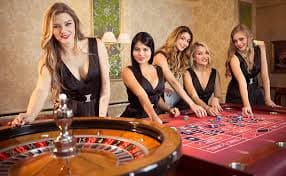 Antarmuka aplikasi mobile betwintoto menampilkan Wild Rift dan meja casino langsung